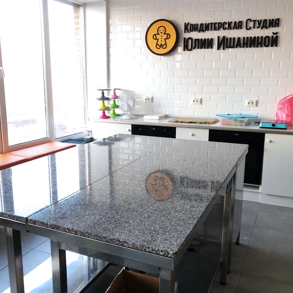 Столешница из кварцевого агломерата для кондитерской студии
