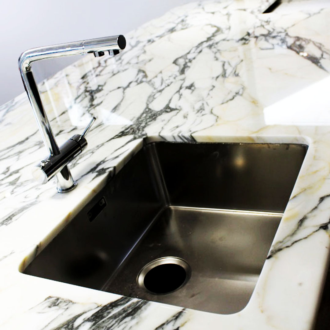 Столешница из мрамора бабочкой